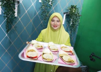 NORHAFIZA Mohamad Rejab menunjukkan kek titisan hujan yang dijual di Taman Sri Kemuning, Jitra, Kedah. - UTUSAN/SHAHIR NOORDIN