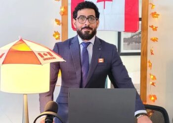 HASSAN Al Kontar bergambar berlatarbelakangkan bendera Kanada. - AGENSI  
