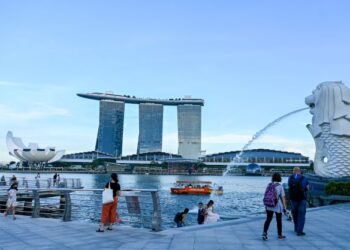 SINGAPURA menaikkan cukai hartanah bernilai tinggi dan kenderaan mewah bagi mengurangkan ketidaksamarataan. – GAMBAR HIASAN