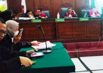 MAHKAMAH Daerah Surabaya menjatuhkan hukuman penjara setahun dua bulan terhadap Rochmad. - AGENSI