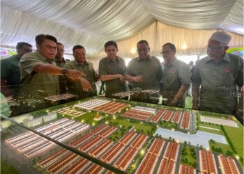MUHAMMAD Sanusi Md. Nor (tiga dari kanan) bersama Che Had Dhali (empat dari kiri) melihat replika perumahan perbandaran mampu milik pada Majlis Pelancaran Darulaman Saujana dan Pelan Induk Bandar Darulaman 3.0 di Jitra semalam. – UTUSAN/JAMLIAH ABDULLAH