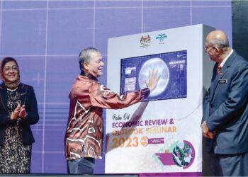 FADILLAH Yusof merasmikan Seminar Tinjauan dan Pandangan Ekonomi Minyak Sawit 2023 sambil disaksikan Ketua Pengarah MPOB, Datuk Dr. Ahmad Parveez Ghulam Kadir (kanan) di Putrajaya, semalam. – UTUSAN/FAISOL MUSTAFA