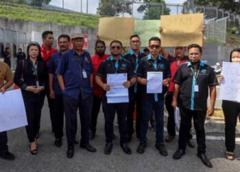 HISHAMUDIDN dan rombongannya menyerahkan memorandum di Ibu Pejabat SPRM bagi memohon perhatian dan satu siasatan terperinci oleh SPRM  semalam.