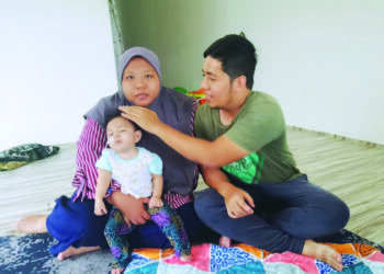 NURUL Azura Bakarudin dan Mohamad Azri Fakhri Mohamad Fauzi bersama bayi mereka berusia lapan bulan yang menghidap jantung berlubang dan masalah paru-paru ketika ditemui di Kampung Bahagia, Teluk Intan baru-baru ini. - UTUSAN/AIN SAFRE BIDIN