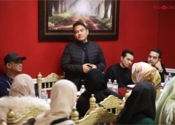 AZIZAN Osman memberikan bimbangan secara dekat kepada sekumpulan usahawan PKS di bawah program pementoran Titanium.