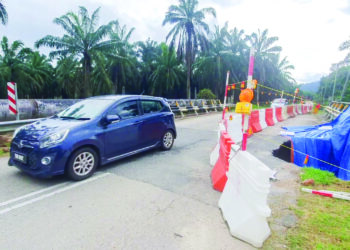 KEADAAN jambatan yang rosak akibat mendapan tanah di Kampung Durian Mentangau, Dungun, Terengganu. – UTUSAN/NIK NUR IZZATUL HAZWANI NIK ADNAN