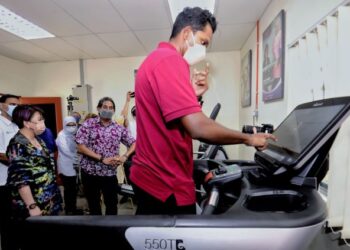 - KHAIRY Jamaluddin melawat klinik senaman ketika hadir pada Majlis Pemeteraian Kerjasama Promosi Kesihatan Antara Wellness Hub Kementerian Kesihatan Malaysia dan Rakan Strategik di Wellness Hub, Bagan Pinang, Port Dickson hari ini.-UTUSAN/MOHD. SHAHJEHAN MAAMIN.