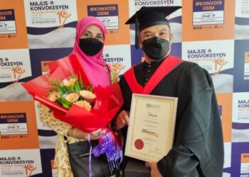 ROSLAN Hamzah ditemani isterinya, Norasyikin Abu Bakar, 53, selepas Majlis Konvokesyen FeMAC Zon Tengah ke-4 Tahun 2022 di Dewan Tuanku Canselor, USIM, Nilai, di Seremban hari ini.-UTUSAN/NOR AINNA HAMZAH.