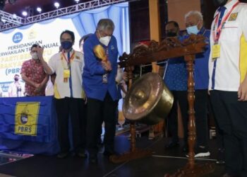 AHMAD Zahid Hamidi (tiga kiri) bersama Joseph Kurup (dua kiri) melakukan simbolik perasmian Persidangan Perwakilan Tri-Tahunan PBRS di Kota Kinabalu hari ini.