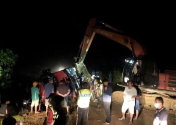 JENGKAUT digunakan bagi mengeluarkan pemandu lori yang tersepit dan maut di Jalan Imbak Canyon, Estate Luasong Kalabakan, Tawau semalam.-IHSAN BOMBA