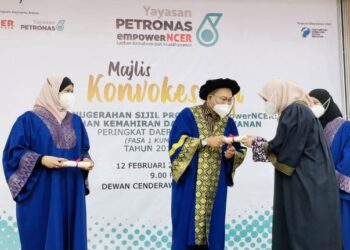AWANG Hashim (dua kiri) menyampaikan sijil kepada peserta Majlis Penganugerahan Sijil Program empowerNCER: Latihan Kemahiran Dan Keusahawanan Peringkat Daerah Pendang di Pendang Kedah hari ini. - UTUSAN/JAMLIAH ABDULLAH