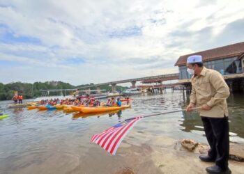 SABRI Azit melepaskan peserta  Program Ekspolarasi Berkayak Sungai Merbok@Jerai Geopark 2022 di Sungai Petani hari ini. - UTUSAN/NUR SYAZWANA MANSOR