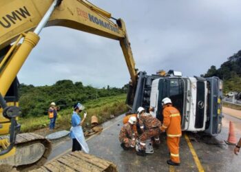 Anggota Bomba  dan Penyelamat mengeluarkan pemandu lori yang terlibat kemalangan  di KM 10, Jalan Betong-Sarikei  hari ini,