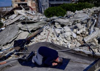 SEORANG lelaki menunaikan solat di tapak Masjid Agung yang musnah di Hatay di Turkiye.-AFP
