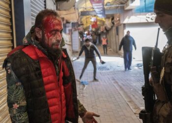 SEORANG lelaki yang disyaki pencuri cedera parah selepas dilaporkan dipukul oleh penduduk tempatan dan polis di Hatay di Turkiye.-AFP