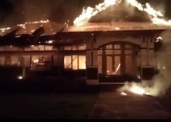 PEJABAT Wilayah Huamual hangus dijilat api akibat dibakar penduduk setempat.-AGENSI