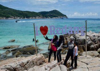 PELANCONG mengabadikan kenangan ketika berkunjung ke Pulau Redang, Terengganu. – GAMBAR HIASAN