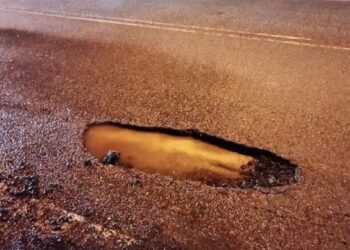 KEADAAN jalan berlubang yang menyebabkan Hairul Hafizi Mursid kemalangan di Jalan Temerloh-Jerantut berhampiran Kampung Lubuk Kawah di Temerloh, Pahang.