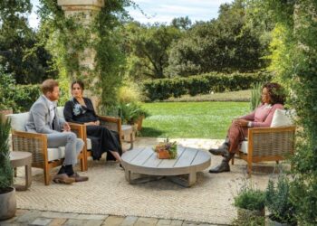 OPRAH WINFREY menemubual Putera Harry dan isterinya, Meghan Markle dalam satu wawancara eksklusif yang membincangkan pelbagai topik kontroversi yang disiarkan secara khas oleh CBS, baru-baru ini. – AFP