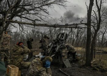 TENTERA Ukraine melepaskan tembakan menggunakan meriam Howitzer M777 ke arah kedudukan Russia, berhampiran bandar Bakhmut. - AFP 
