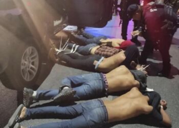 POLIS Mexico menahan lima anggota kartel dadah yang diikat dan ditinggalkan di tepi jalan di Matamoros.-AGENSI 