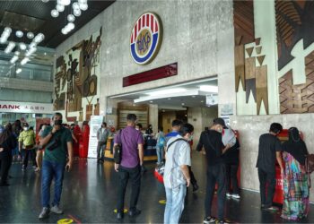RAKYAT 
Malaysia yang 
berdepan masalah kewangan dilapor mengharapkan pengeluaran KWSP untuk meringankan beban mereka. – GAMBAR HIASAN