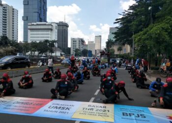 KUMPULAN pekerja melakukan demonstrasi di Jakarta Pusat bagi menuntut elaun cuti Hari Raya dibayar penuh pada tahun ini. - AGENSI