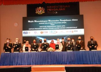NORAINI Ahmad (tengah) menyaksikan MQA memeterai kerjasama dengan lapan IPT menerusi MoU di Kementerian Pengajian Tinggi, Putrajaya.