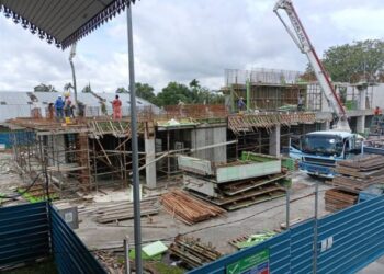 KERJA-kerja pembinaan hotel komuniti DBNA sedang rancak dilaksanakan.