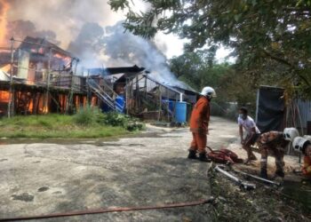 ANGGOTA bomba tiba dilokaso kejadian bagi memadamkan api yang sedang marak di Rumah Panjang Agus Ban di Betong, pagi tadi.