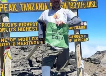 ANDY Reid bergambar bersama burger dibawanya di puncak Gunung Kilimanjaro.-AGENSI 