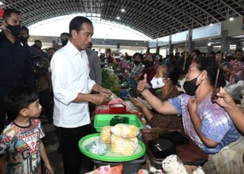 JOKOWI memeriksa harga makanan di Pasar Legi, bandar Solo di Jawa Tengah. - AGENSI