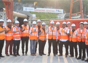 ANTHONY Loke Siew Foke (tengah) melakukan lawatan kerja ke Terowong Genting bagi projek ECRL di Bentong, Pahang.