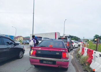 KESESAKAN lalu lintas di bulatan Kampung Tanah Putih susulan penutupan jalan di Gua Musang, Kelantan - UTUSAN/AIMUNI TUAN LAH