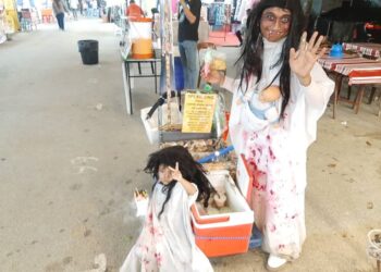 MOHD. SAIFEN Mohamed mengenakan kostum pontianak bersama anaknya sambil menjual minuman dan makanan di Bazar Fiesta Aidilfitri Pantai Klebang, Melaka. - UTUSAN/AMRAN MULUP