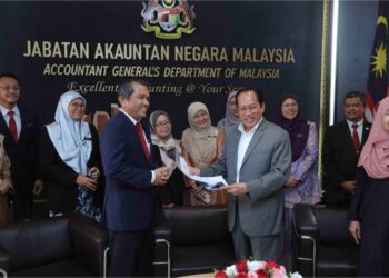 AHMAD Maslan ketika lawatan rasmi ke Jabatan Akauntan Negara di Putrajaya. – UTUSAN/FAISOL MUSTAFA