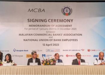 MAJLIS menandatangani Perjanjian Kolektif (CA) Ke-19 antara Kesatuan Kebangsaan Pekerja-pekerja Bank (NUBE) bersama Persatuan Bank-bank Komersial Malaysia (MCBA) di Kuala Lumpur, hari ini. - UTUSAN/MOHAMAD HAFIZI MOHD SAID