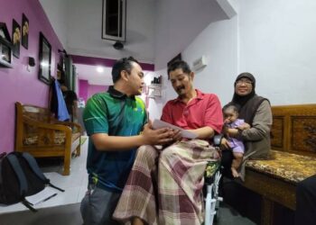 ABDULLAH Sani Osman (tengah) bersama Mariah Salleh ketika dikunjungi wakil LZS di Kampung Sungai Sireh, Klang, Selangor