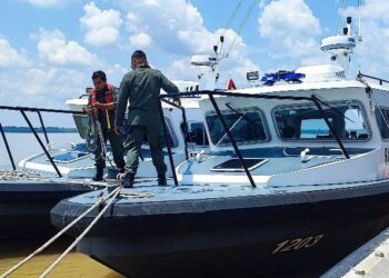 PASUKAN Sarawak Coastguard yang kini bersedia operasi mengawal selia keselamatan perairan kawasan di Tanjung Manis.