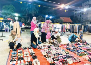 SEBAHAGIAN daripada pengunjung yang memilih kasut bundle di Pasar Karat Dataran Khairunnissa, Kuala Terengganu. - UTUSAN/KAMALIZA KAMARUDDIN