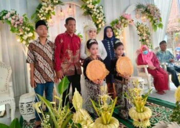 PENGANTIN perempuan bergambar dengan para tetamu yang hadir dalam majlisnya di Magetan, Jawa Timur. - AGENSI