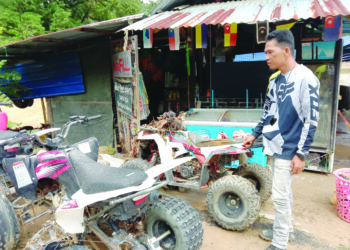 MOHD. Zaimi Mustaffa melihat sebahagian kenderaan lasak medan ATV yang sempat diselamatkan daripada dihanyutkan air Sungai Santap dalam kejadian banjir di Janda Baik, Bentong, Pahang. - UTUSAN/HARIS FADILAH AHMAD