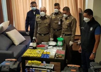 POLIS Thailand menunjukkan hasil serbuan dadah dan paket minuman Happy Water di sebuah apartmen di Bangkok.-AGENSI