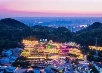 PEMANDANGAN menarik restoran Pipa Yuan di Chongqing yang menarik ratusan pengunjung setiap hari.-AGENSI