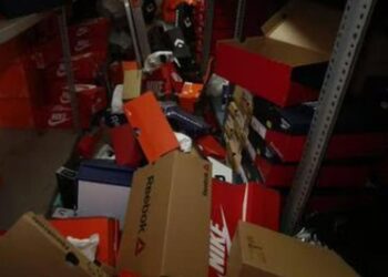 TANGKAP layar di laman Twitter menunjukkan keadaan stor sebuah kedai di bandar Huancayo di tengah Peru selepas 220 kotak kasut kaki kanan dicuri oleh sekumpulan perompak.-AGENSI.
