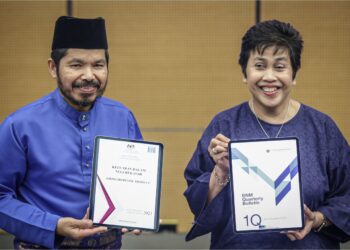 NOR Shamsiah Mohd. Yunus (kanan) dan Mohd. Uzir Mahidin  pada  sidang akhbar pengumuman KDNK suku pertama 2023 di Sasana Kijang, Kuala Lumpur, semalam. – UTUSAN/FAIZ ALIF ZUBIR