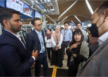 PENGERUSI Malaysia Airports Holdings Berhad, Tan Sri Zainun Ali (dua kanan) mendengar penerangan berkenaan kemudahan Ezbags pada Majlis Pelancaran Stardesk dan Ezbags di Lapangan Terbang Antarabangsa Kuala Lumpur (KLIA) Terminal 1, Sepang, hari ini. - UTUSAN/ FAISOL MUSTAFA