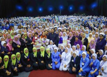 LUKANISMAN Awang Sauni (tengah) bergambar bersama jururawat pada majlis perasmian Hari 
Jururawat Antarabangsa Peringkat Kebangsaan 2023 di Pusat Konvensyen Setia City, Shah Alam, Selangor. 
– UTUSAN/SADDAM YUSOFF