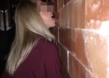 SEORANG pelanggan menjilat dinding restoran yang dibuat daripada garam terbaik di dunia.-MEDIA SOSIAL