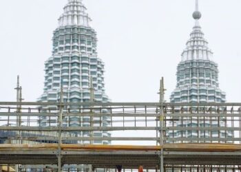 KEKURANGAN pekerja asing menjejaskan pelbagai sektor terutama pembinaan dan pembuatan. -GAMBAR HIASAN